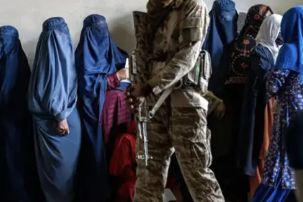 خبراء أمميون: قمع النساء في أفغانستان يشكل «فصلاً عنصرياً جندرياً»