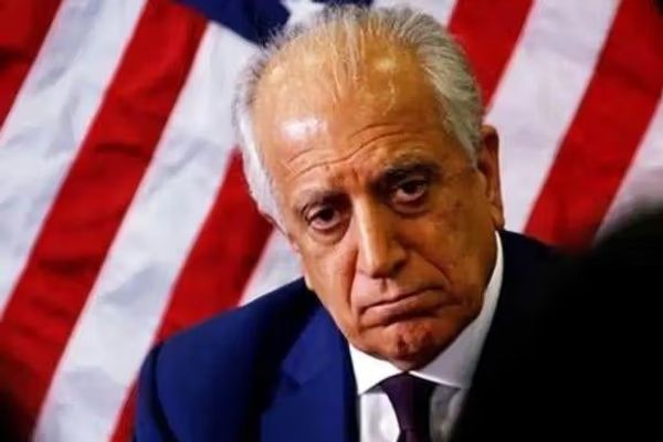 خليلزاد يُكذّب ادعاء ملا برادر بإغلاق الهاتف في وجه ترامب