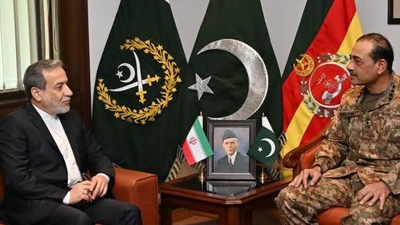 وزیر خارجه ایران و رئیس ستاد ارتش پاکستان درباره چالشهای امنیتی گفتوگو کردند