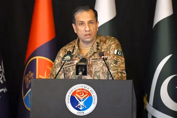 د پاکستان د پوځ ویاند: افغان قاچاق وړونکي د افغانستان په سیاست کې لاسوهنه کوي