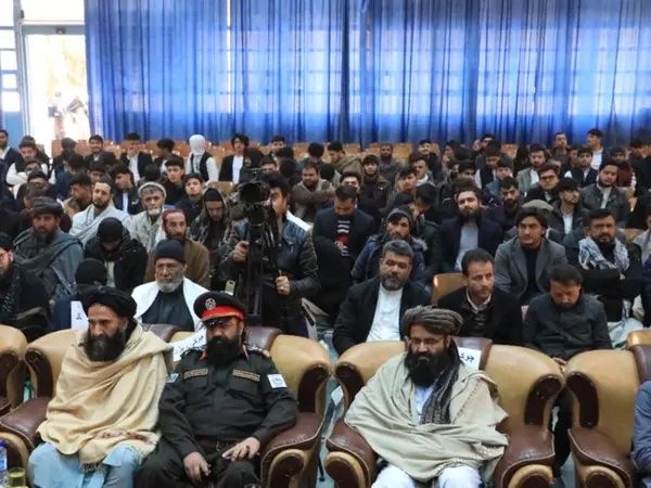 د طالبانو د پوهنې وزارت د نجونو په نه شتون کې له دولسم ټولګي د فارغانو غونډه جوړه کړه