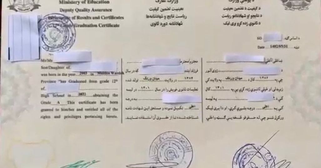 له ښوونځي فارغان: د طالبانو د املایي تېروتنو له امله د دوی شهادتنامې ...