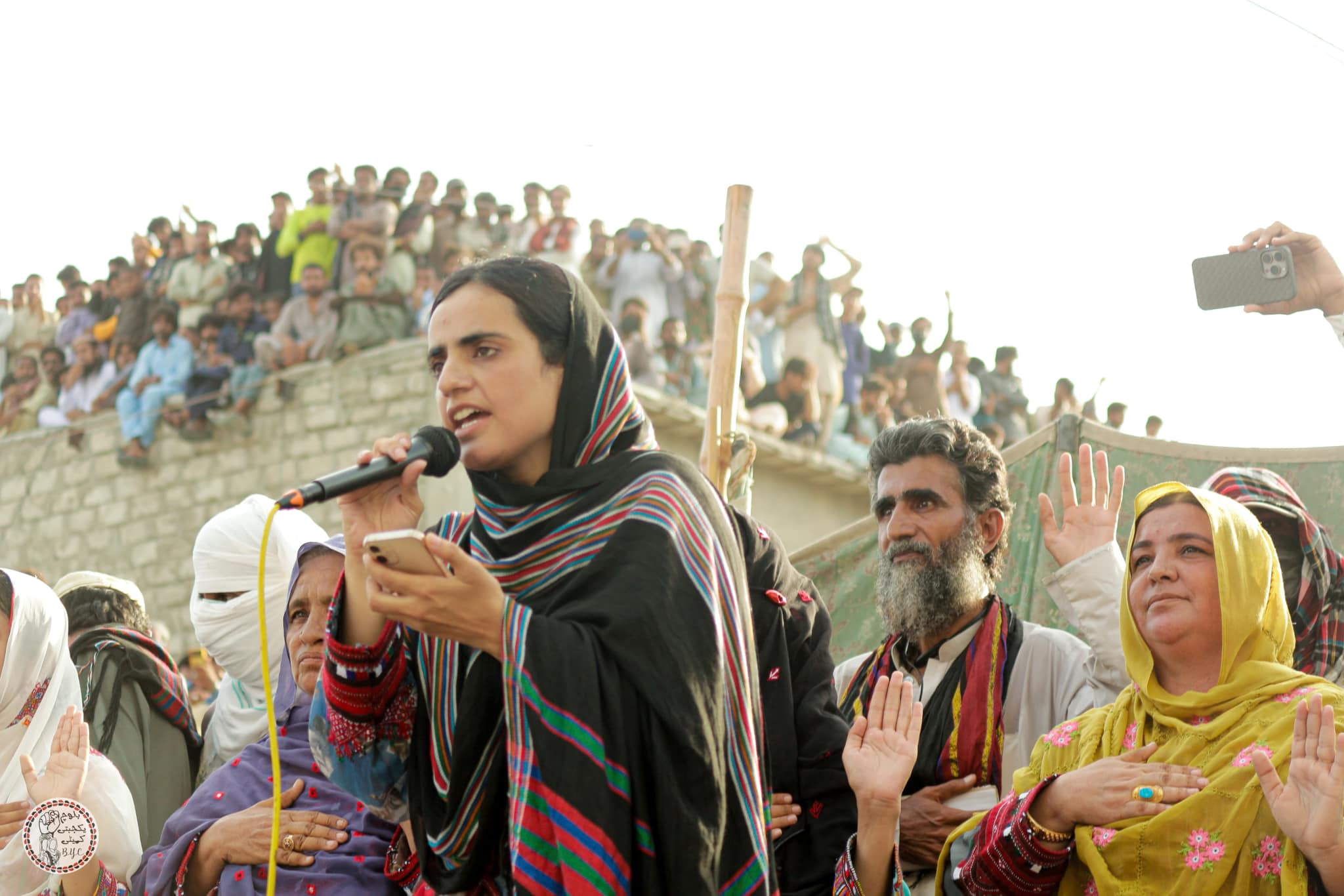 حکومت پاکستان بازداشت مهرنگ بلوچ، رهبر معترضان بلوچ‌ را برای یک ماه دیگر تمدید کرد