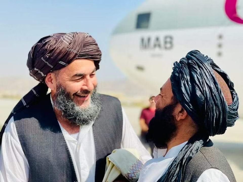 استقبال هدایت‌الله بدری از بشر نورزی در میدان هوایی کابل