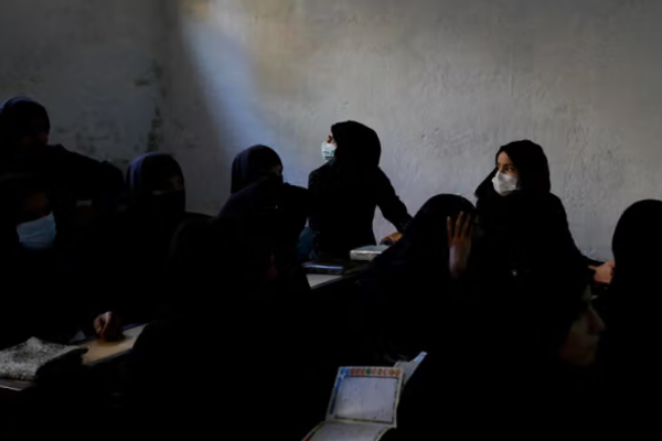 المدارس السرية في أفغانستان.. فتيات يواصلن دراستهن بعيداً عن أعين طالبان