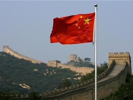 دو کارگر برای کوتاه کردن راه شان بخشی از دیوار بزرگ چین را ویران کردند