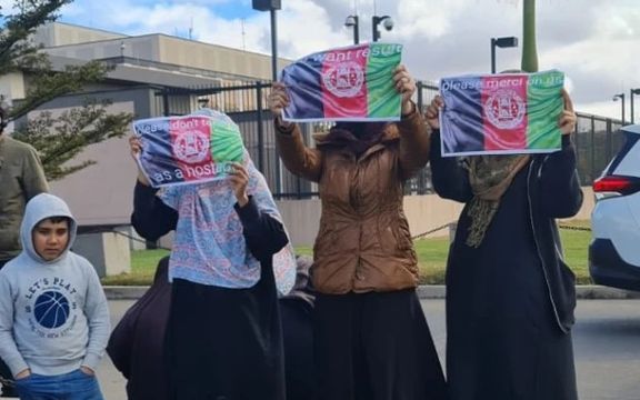 پناهندگان افغان در برابر سفارت امریکا در ماداگاسکار تظاهرات کردند