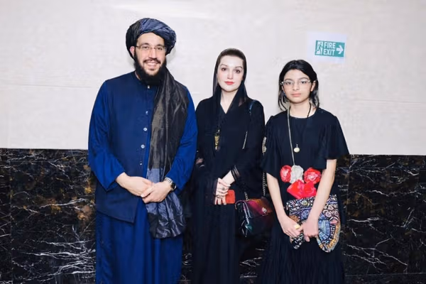 یک بام و دو هوا؛ عکس یادگاری سفیر طالبان با هنرمند زن پاکستانی جنجالی شد