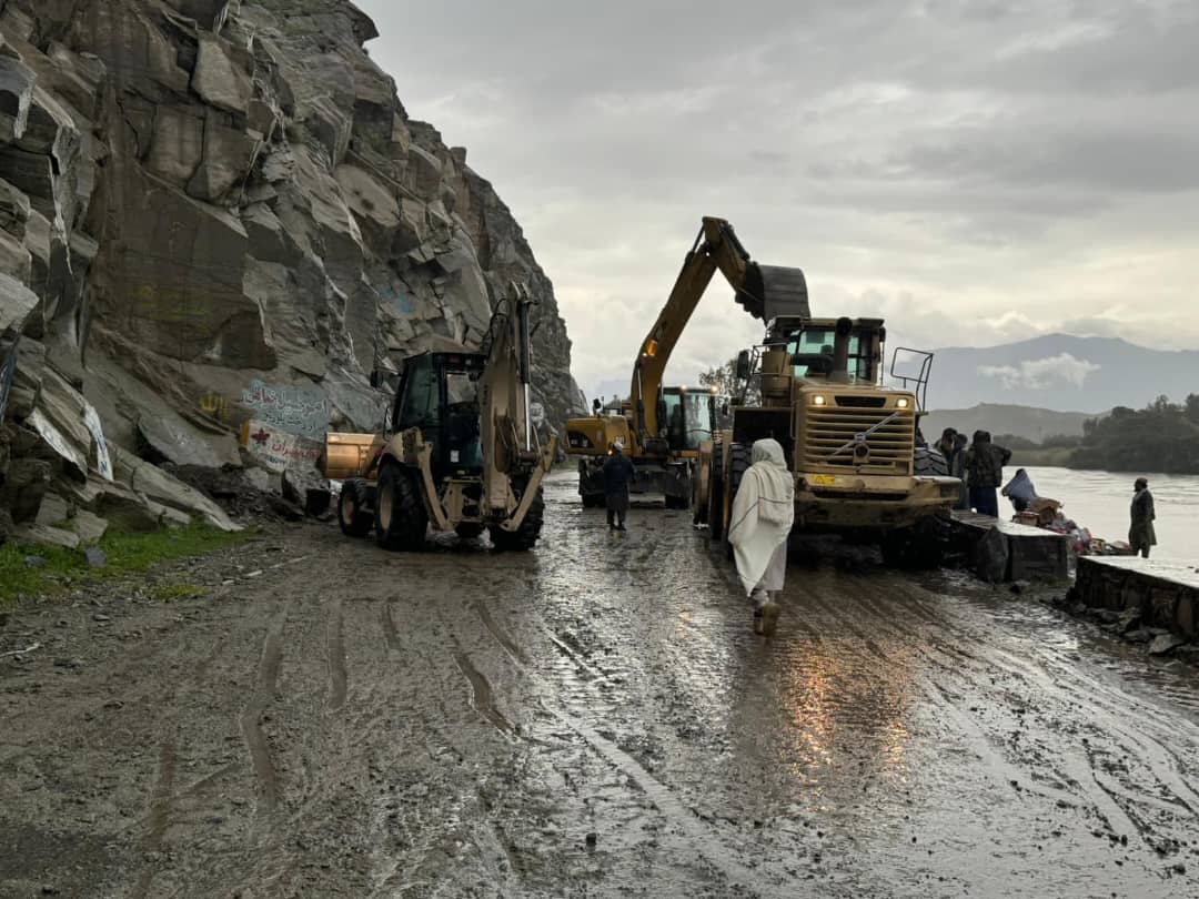 د کابل - جلال اباد لویه لاره، چې د باران او اورښتونو له امله غر را ښوېدلی او د خلاصون چارې يې روانې دي