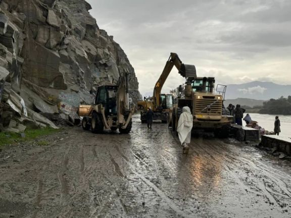 د کابل - جلال اباد لویه لاره، چې د باران او اورښتونو له امله غر را ښوېدلی او د خلاصون چارې يې روانې دي