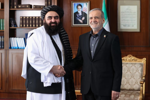 بعد انهيار "محور المقاومة"... هل أصبحت طالبان المتنفس الأخير لإيران؟