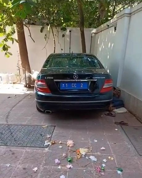 په ممبۍ کې د افغانستان د قونسلګرۍ موټر چې ډېپلوماتیک نمبر پلیټ هم لري