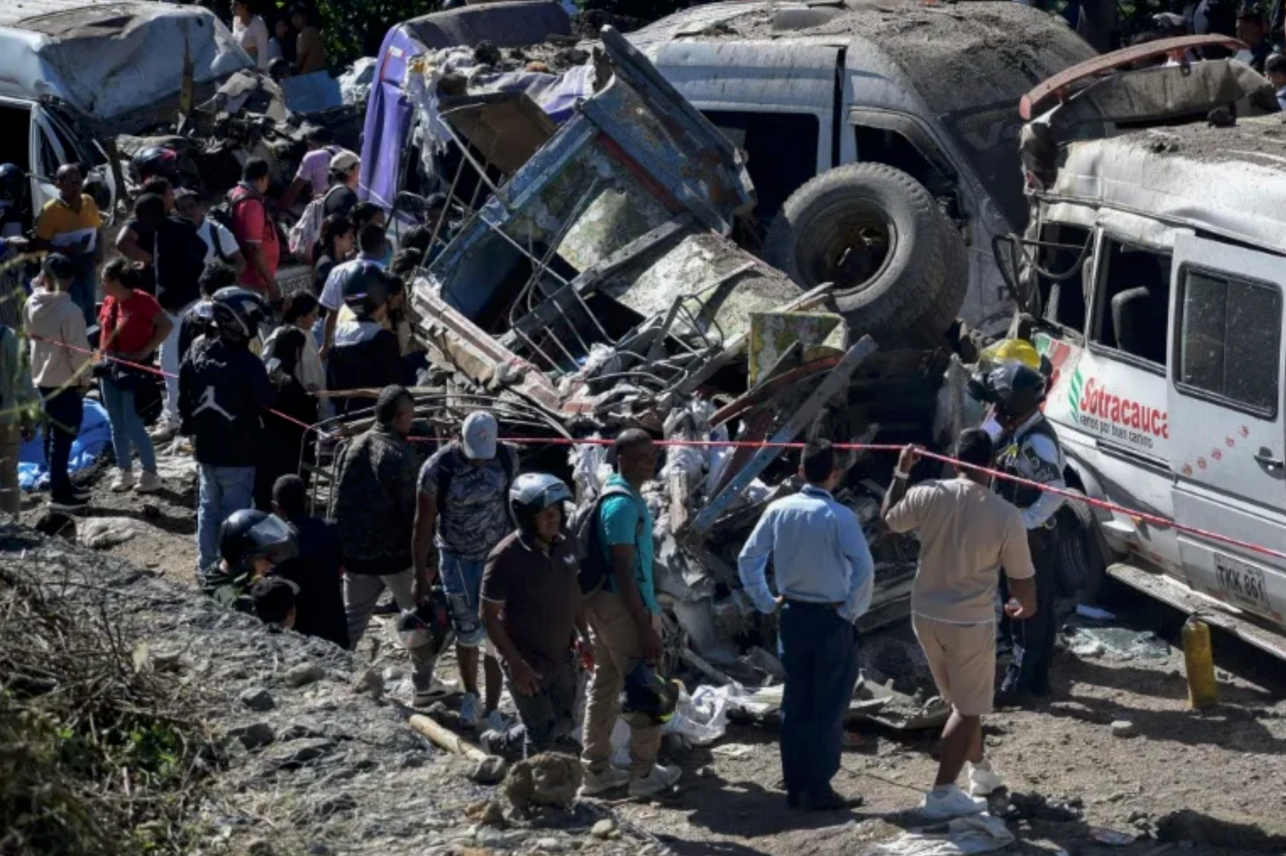 کولمبیا کې پر یوې لویې لارې د چاودنې له امله ۱۳ کسان وژل شوي