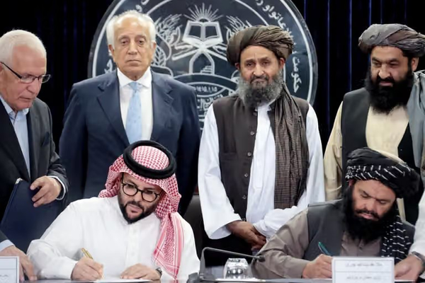المتحدث السابق للرئاسة الأفغانية: خليل زاد أعاد طالبان إلى السلطة لتحقيق مصالح اقتصادية