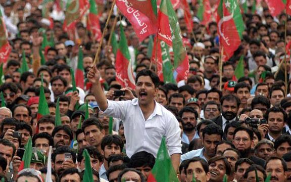 عمران خان په ټول پاکستان کې له خپلو پلویانو غوښتي چې اسلام اباد ته د لاریونونو لپاره ورشي