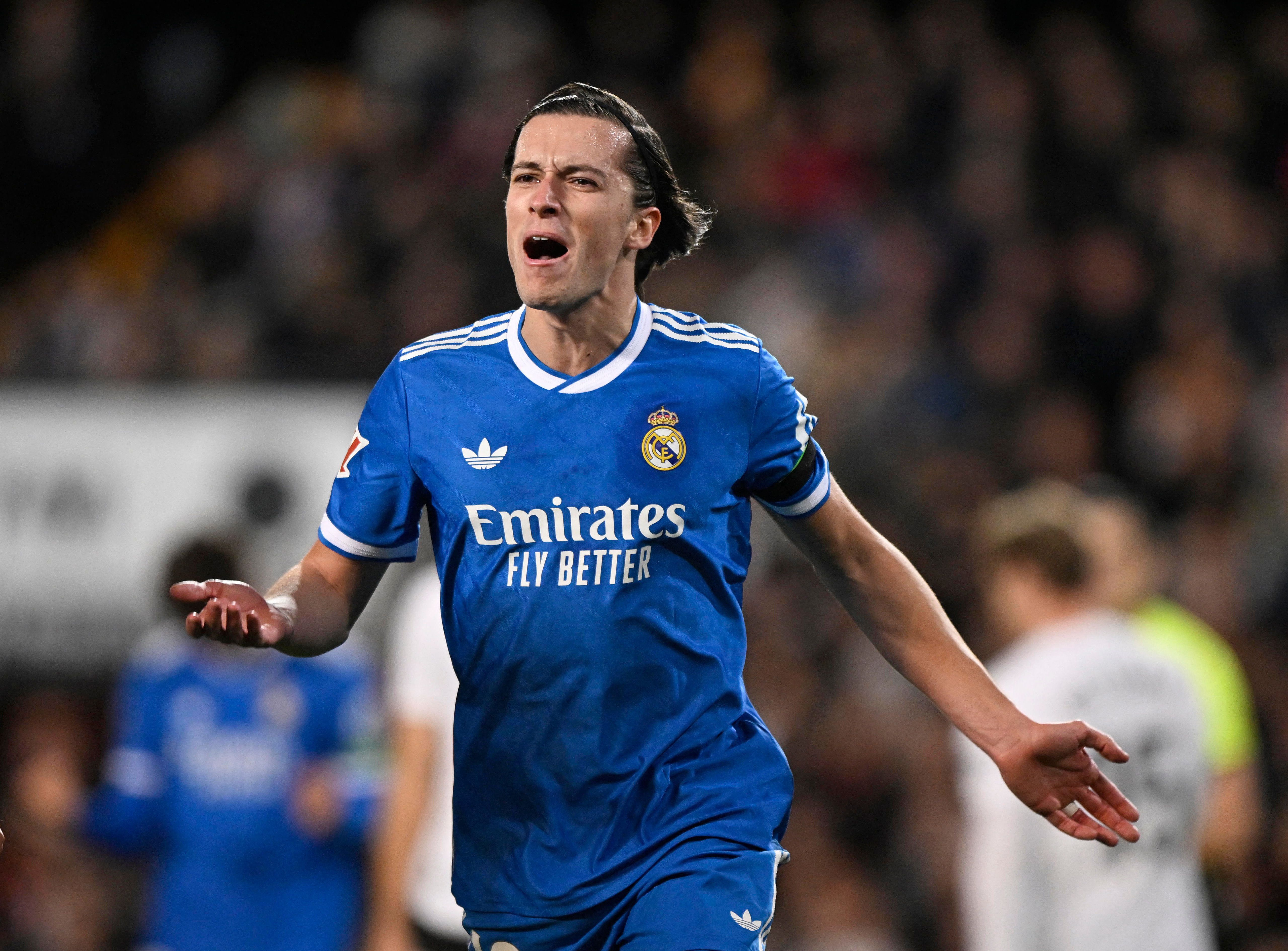 رئال مادرید با پیروزی در خانه والنسیا، فاصله یک امتیازی خود را با بارسلونا حفظ کرد