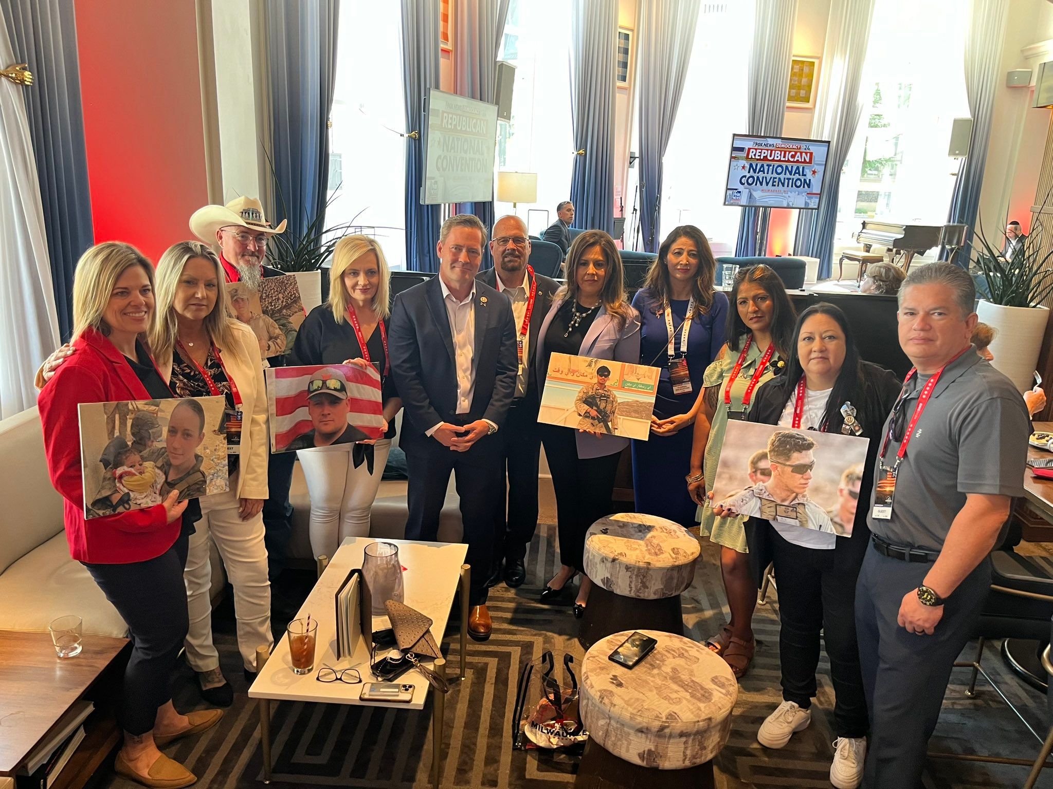 برخی از خانواده‌های ۱۳ سرباز امریکایی که در فرودگاه کابل کشته شدند، از ترامپ حمایت کردند