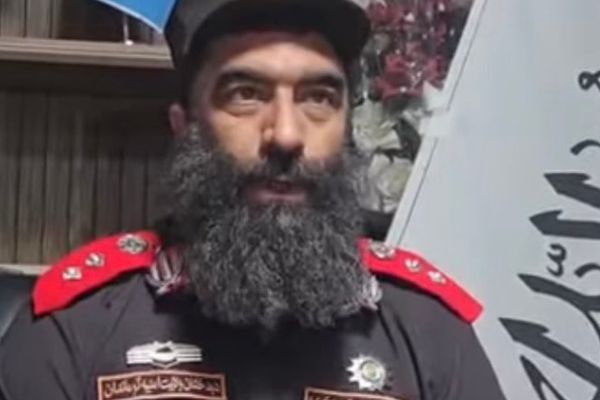 په بدخشان کې د طالبانو قوماندان نظامي رتبه پر اوږه سرچپه ټومبلې