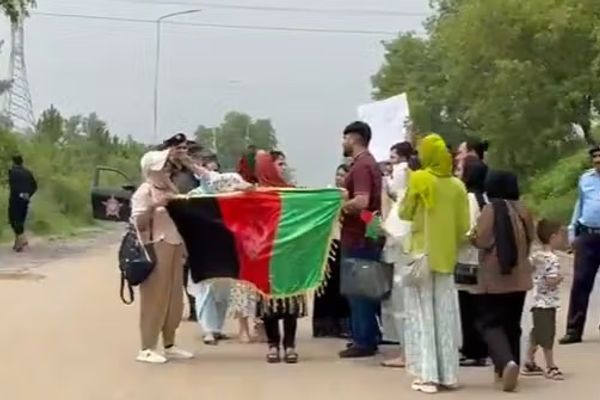 یو شمېر مدني فعالانو په اسلام اباد کې د روسیې سفارت ته نږدې اعتراض وکړ