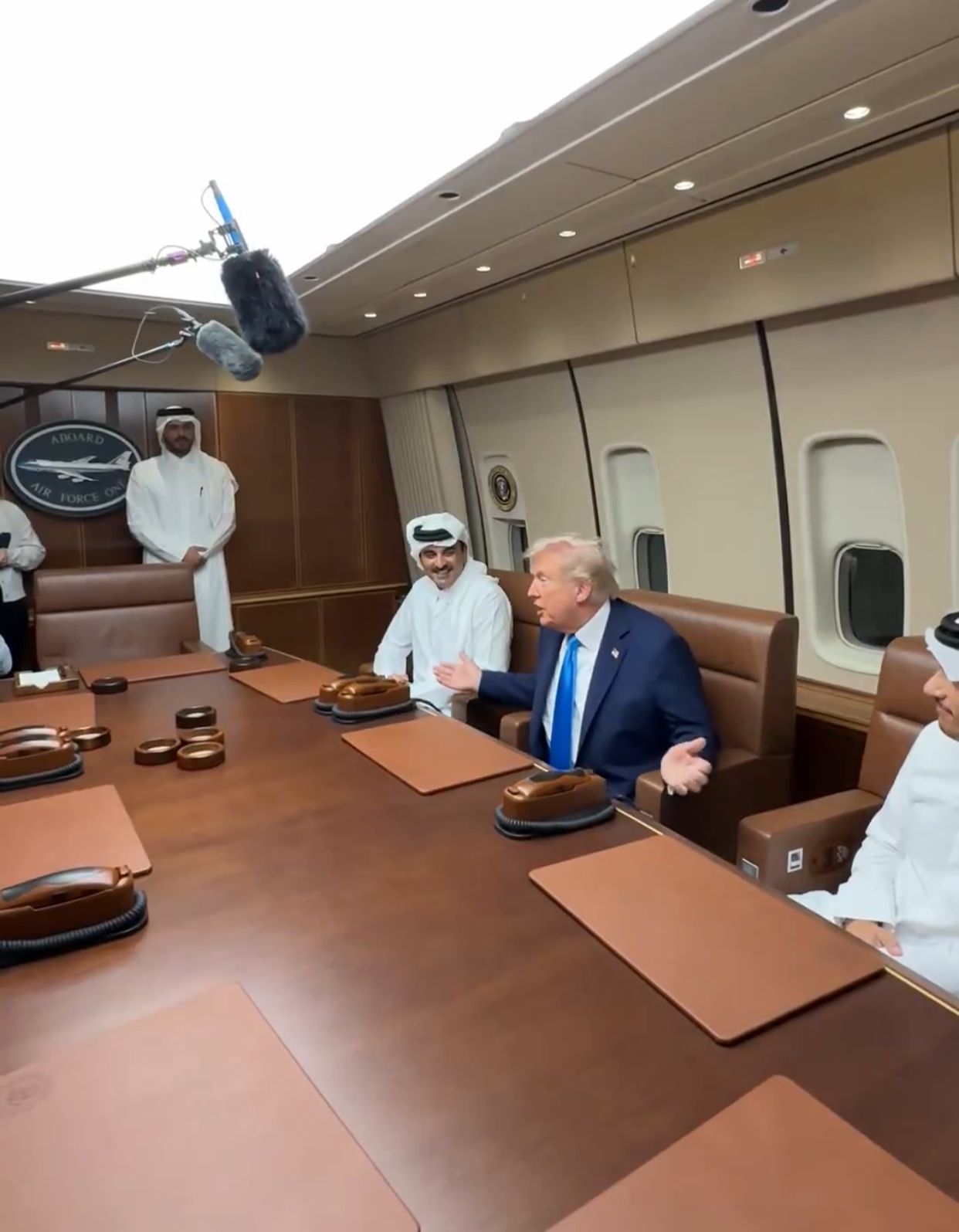 ترامپ با امیر قطر در هواپیمای ایر فورس وان دیدار کرد