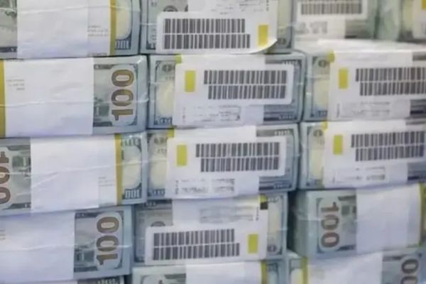 Afghan Currency Tumbles Amid Growing Calls for U.S. Financial Aid Cessation