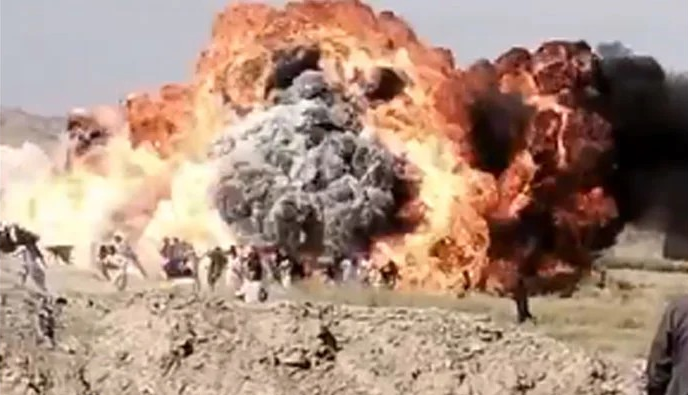 د بلوچستان په نوشکي کې د تېلو د ټېلر په چاودنه کې یو تن وژل شوی او ۵۰ ژوبل دي