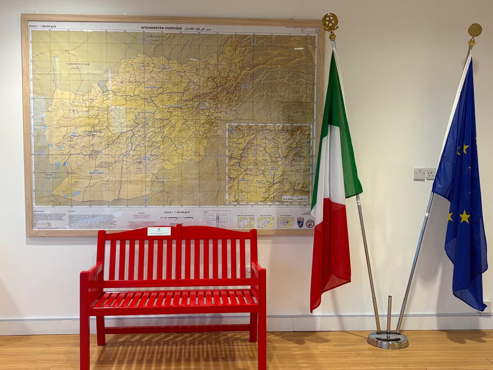 نیمکت سرخ نمادی از حمایت ایتالیا از زنان افغان