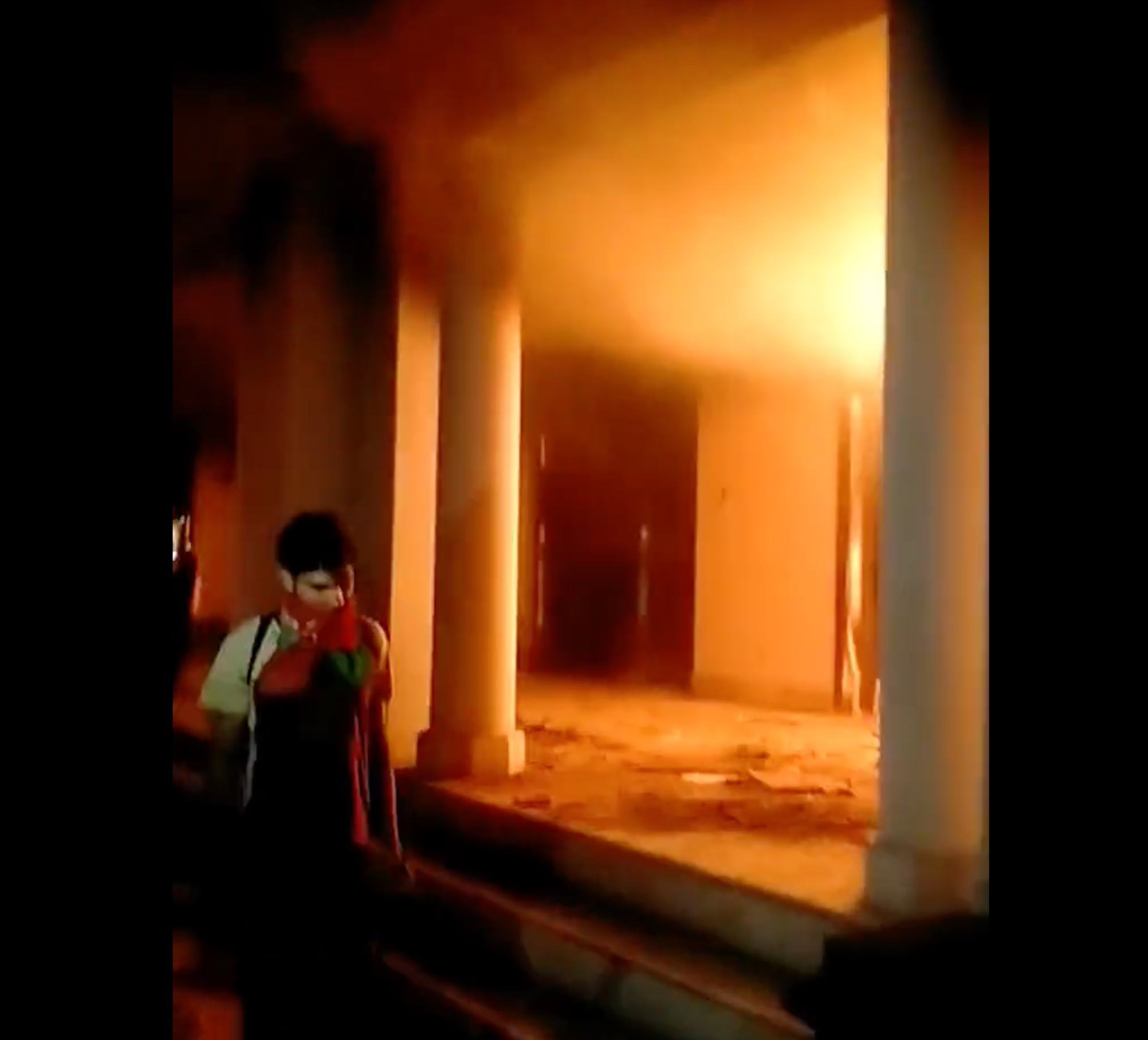 حامیان عمران خان وارد مقر ارتش پاکستان شده و خانه فرمانده قول‌ اردوی لاهور را آتش زدند