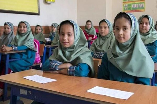 د ایران په خراسان رضوي کې افغان زدهکوونکو ته ښوونځیو کې د نوملیکنې اسانتیا برابره شوې