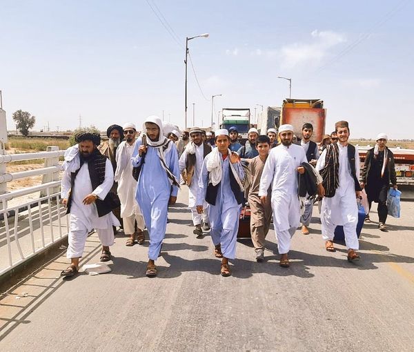 خبرگزاری تسنیم گزارش داد پنجاه درصد از طلبه‌ مدرسه مکی زاهدان خارجی و افغان هستند