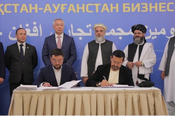 طالبانو او قزاقستان د ۳۶۰ میلیونه ډالرو ګډ سوداګریز تړونونه لاسلیک کړل