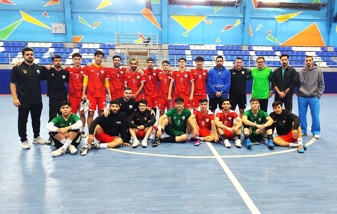 بازیکنان تیم ملی فوتسال افغانستان بدون کادر فنی ایرانی خود وارد کشور شدند 