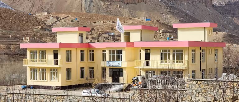 جبهة أفغانستان المتحدة تعلن السيطرة على قاعدة لحركة طالبان في غور