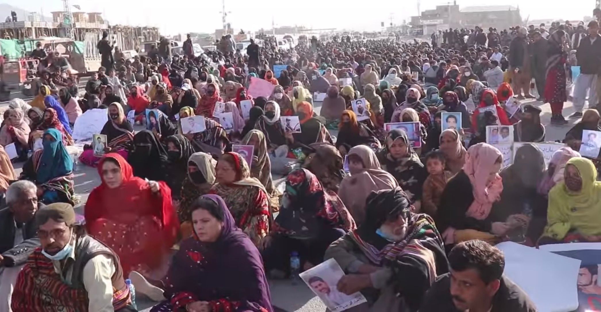 بلوڅ مېرمنو د خپلو نیول شويو عزیزانو د خلاصون په موخه په اسلام اباد کې پرلت کړی