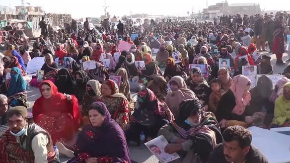 بلوڅ مېرمنو د خپلو نیول شويو عزیزانو د خلاصون په موخه په اسلام اباد کې پرلت کړی