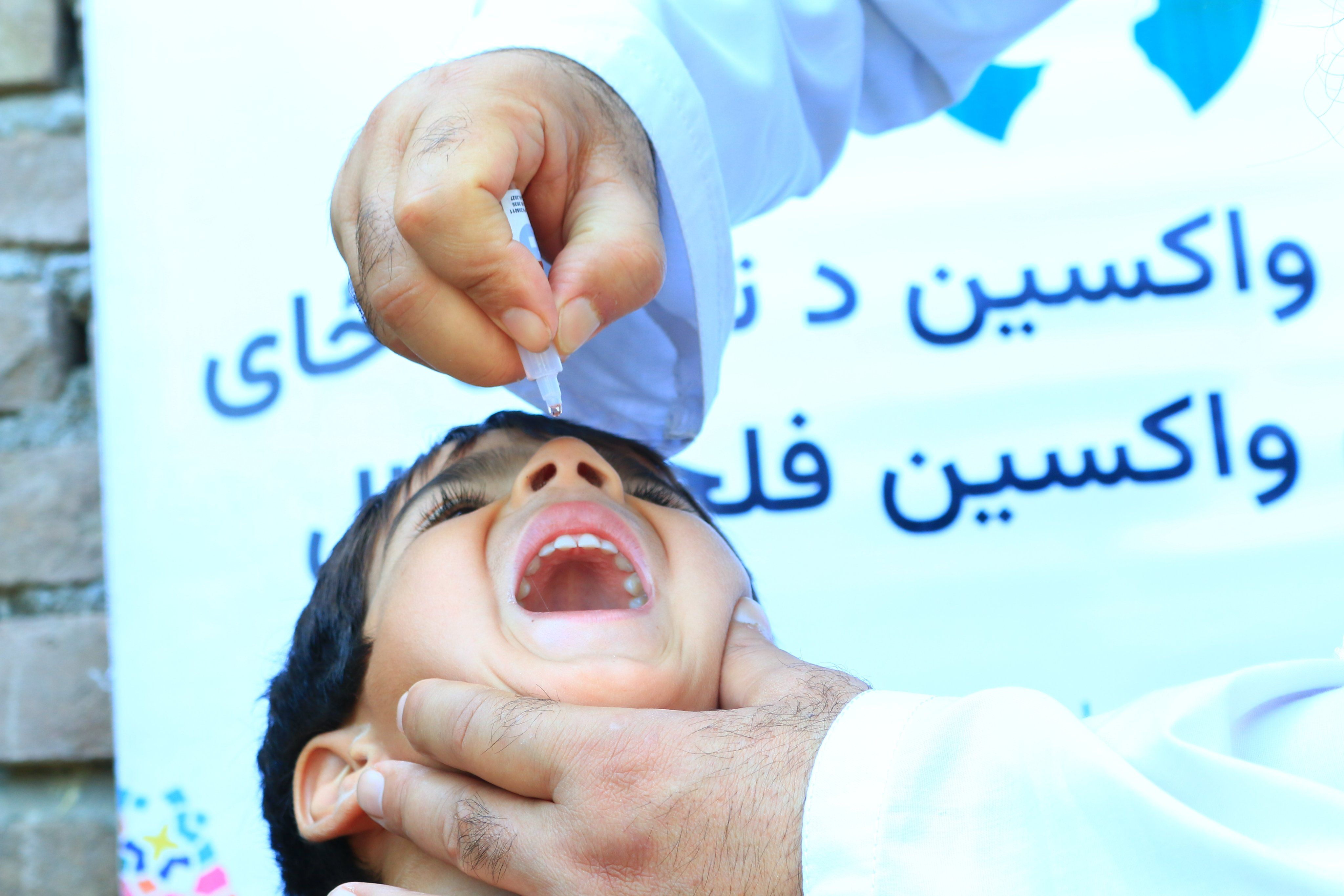 د طالبانو د عامې روغتیا وزارت: په افغانستان کې لاهم ګڼ شمېر ماشومان نه دي واکسین شوي