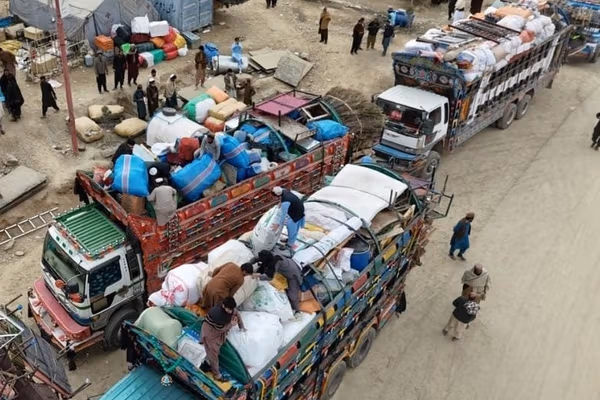 د افغان کډوالو اېستل؛ تازه له ایران او پاکستان نه ۷۴ کورنۍ افغانستان ته ستنې شوې