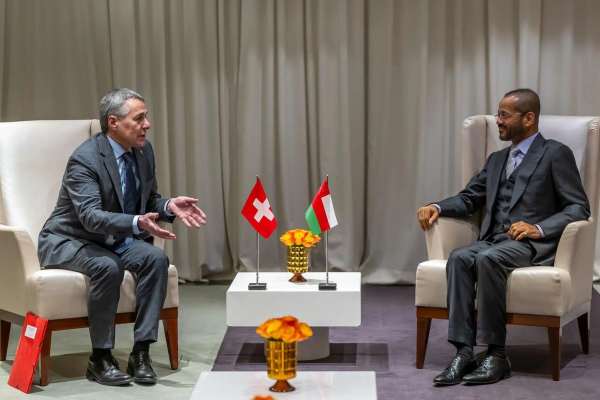 د سویس او عمان د بهرنیو چارو وزیرانو په جنیوا کې د ایران او امریکا له مذاکراتو وړاندې وکتل