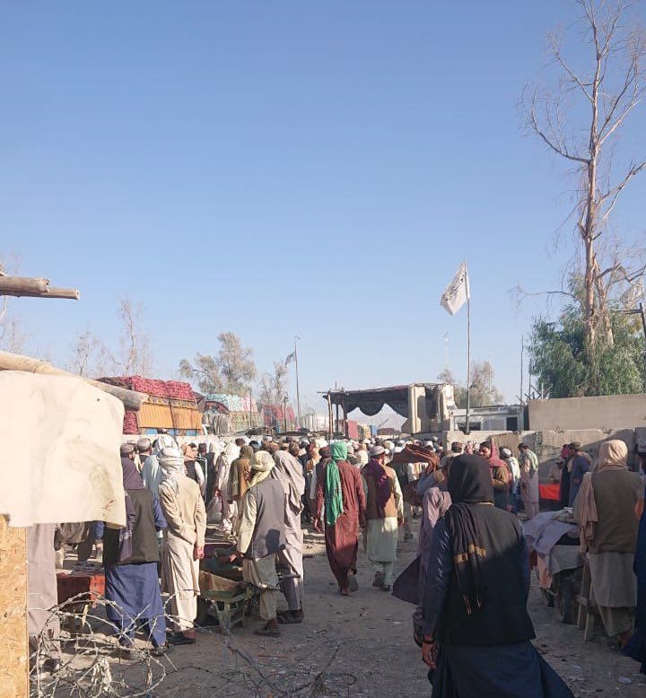 د سپین بولک لارې د بندېدو دوام د کرښې دواړو غاړو کې زرګونه کسان له ستونزو سره مخ کړې دي