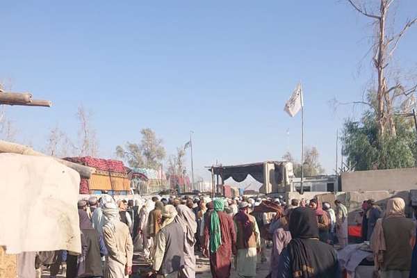 د سپین بولک لارې د بندېدو دوام د کرښې دواړو غاړو کې زرګونه کسان له ستونزو سره مخ کړې دي