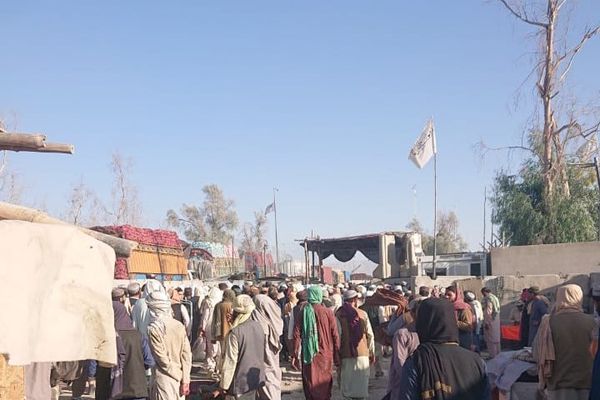 د سپین بولک لارې د بندېدو دوام د کرښې دواړو غاړو کې زرګونه کسان له ستونزو سره مخ کړې دي