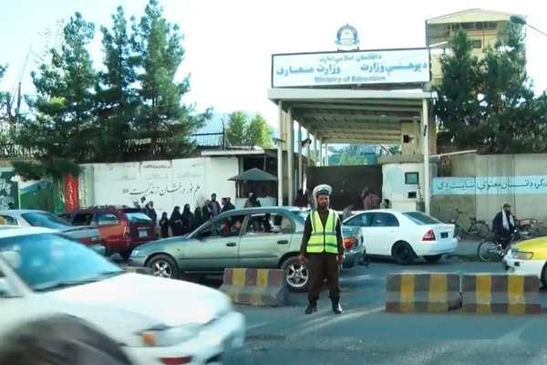 کابل مېشتی: طالبان د پوهنې وزارت په دولتي بستونو کې خپل خپلوان ګوماري