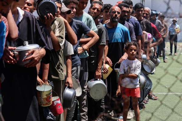 همزمان با شدت یافتن گرسنگی در غزه، ۶۷ نفر در صف انتظار غذا کشته شدند