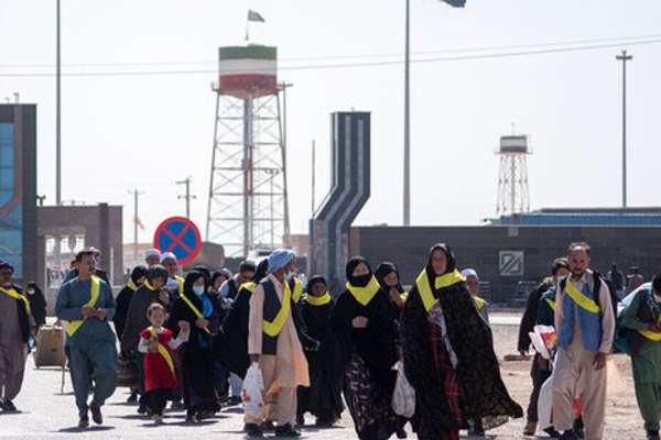 زائران افغان و پاکستانی برای عبور از ایران واکسینه میشوند