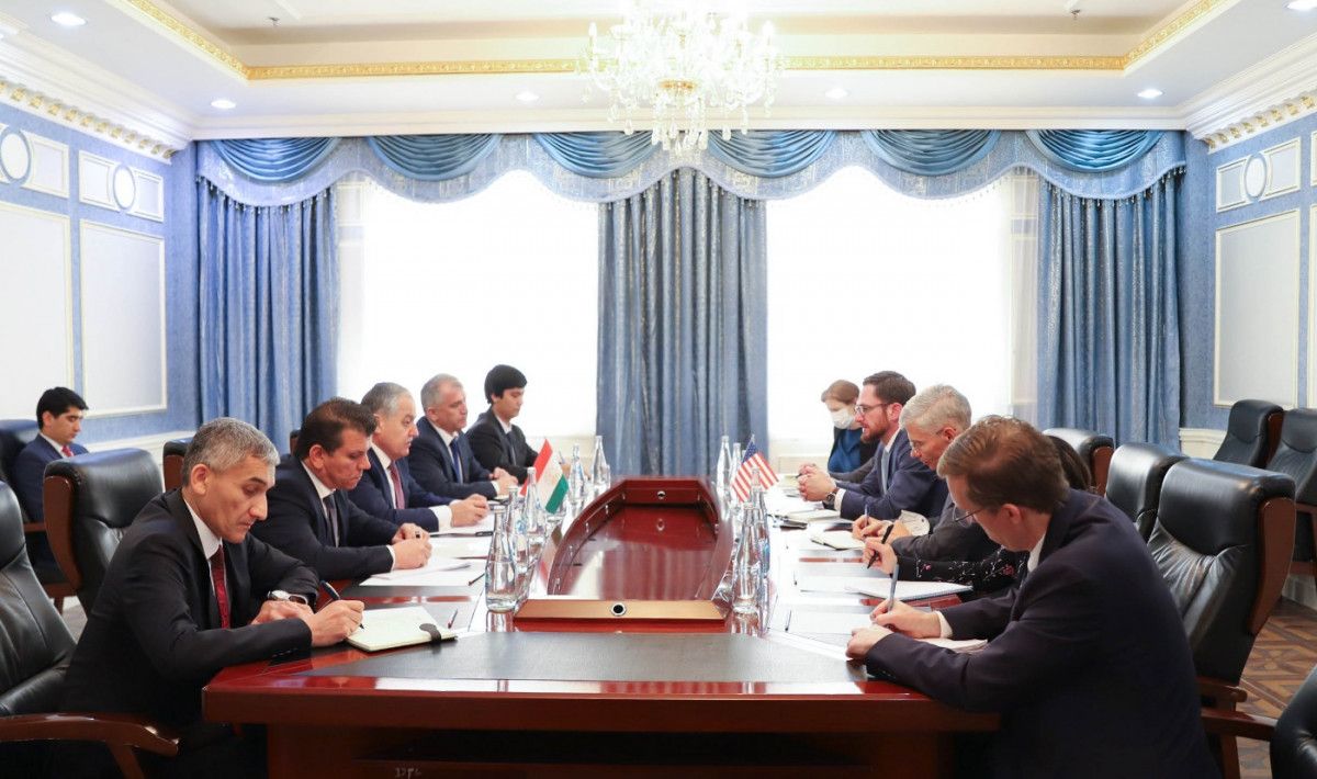 تام وست با وزیر خارجه تاجیکستان در باره افغانستان گفتگو کرد