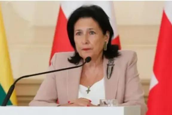 جدال شرق و غرب؛ رئیس‌جمهور پیشین گرجستان از تحویل کلید دفتر به جانشین خود امتناع می‌کند