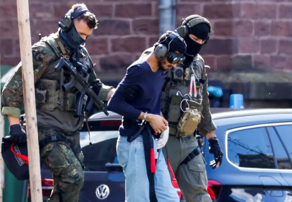 مرد ۲۶ ساله اهل سوریه و مظنون اصلی حمله زولینگن در حال خروج از دفتر دادستانی فدرال آلمان، کارلسروهه، چهارم سنبله