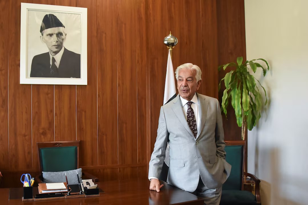 د پاکستان دفاع وزیر : مودي د جعلي پېښې په پلمه د اټومي جګړې فضا جوړوي