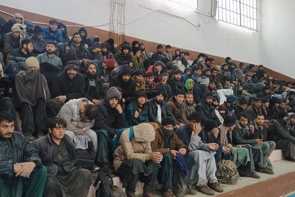 ایراني ځواکونو پر ګډه پوله په باران او سړو کې بند پاتې ۳۰۰ افغان کډوال ژغورلي