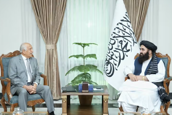 متقي وخليل زاد يبحثان توسيع العلاقات بين طالبان والولايات المتحدة